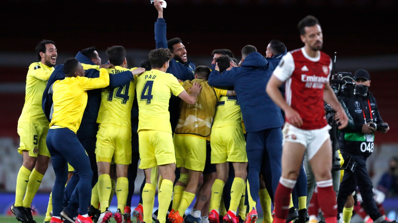 Radosť hráčov FC Villarreal z postupu do finále Európskej ligy.