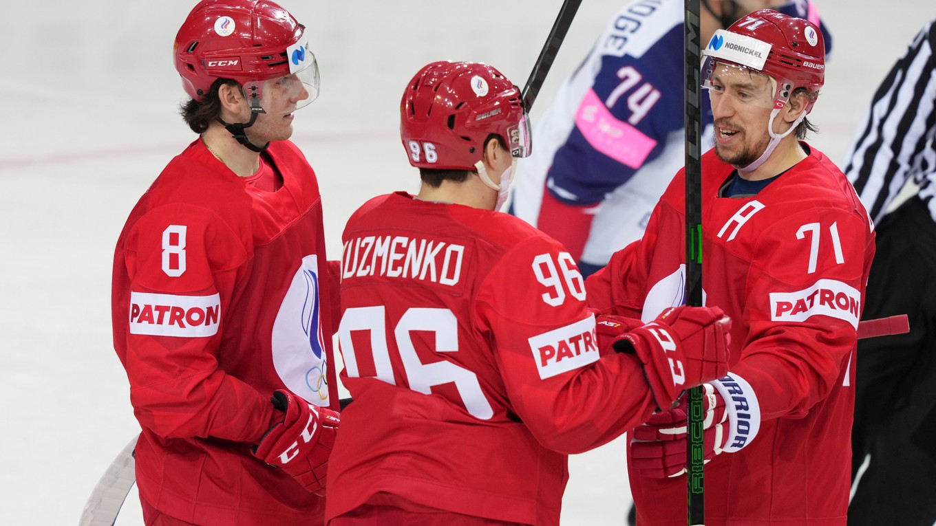 Ruskí hokejisti Ivan Morozov, Andrej Kuzmenko a Anton Burdasov na MS v hokeji 2021.