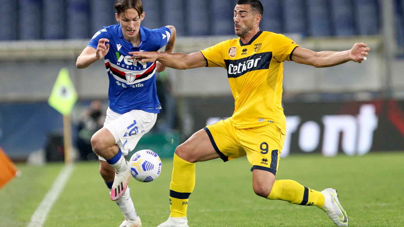 Momentka zo zápasu Sampdoria Janov - FC Parma. V súboji Kristoffer Askildsen a Graziano Pellè.