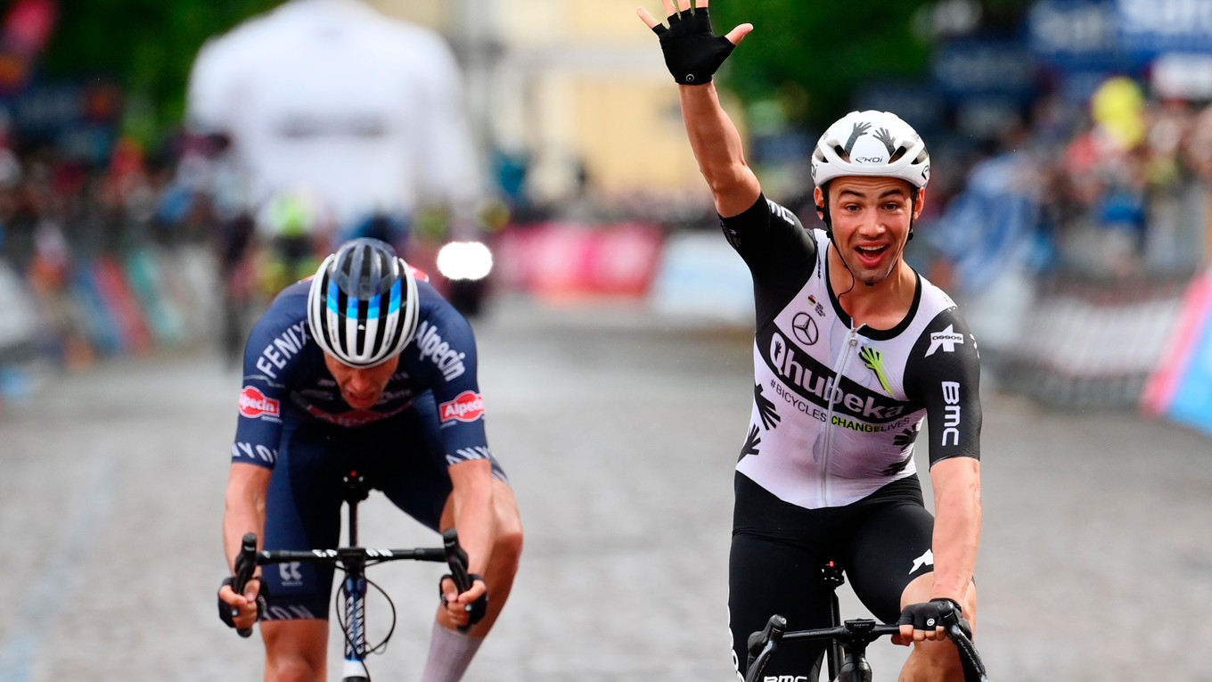 Víťaz Victor Campenaerts a Holanďan Oscar Riesebeek v dramatickom finiši 15. etapy Giro d'Italia.