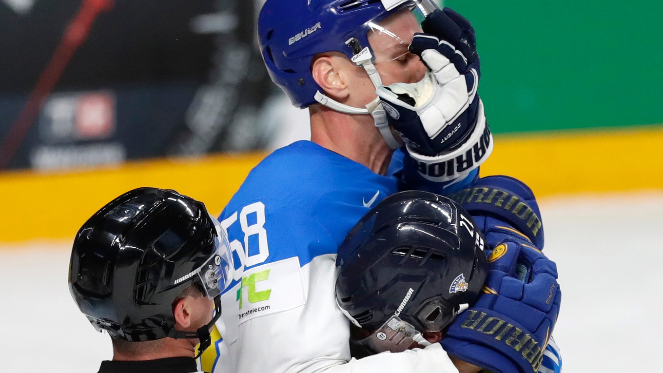 Viktor Svedberg a Jere Innala v zápase Kazachstan - Finsko na MS v hokeji 2021.