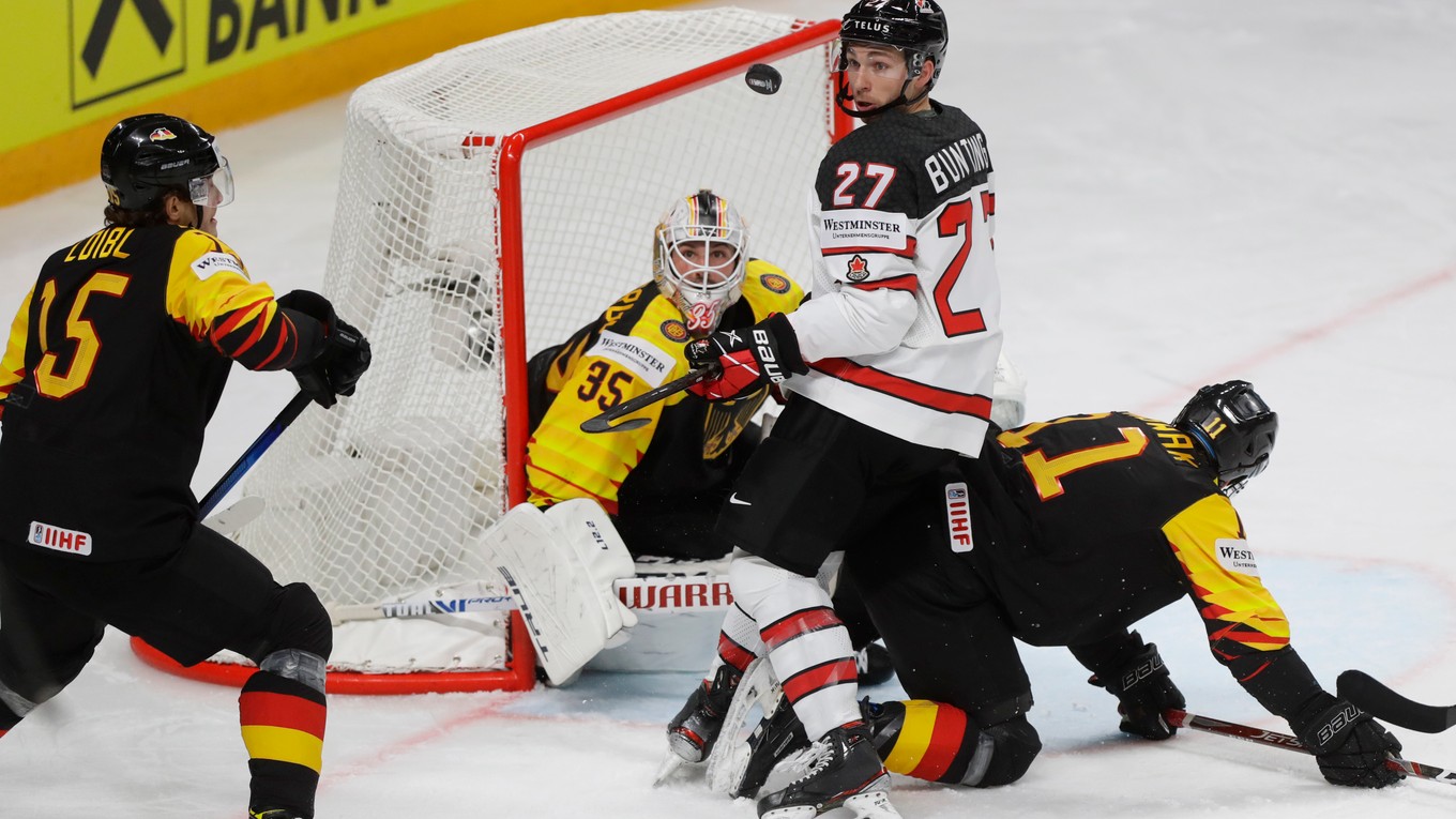 Kanaďan Michael Bunting a brankár Nemecka Mathias Niederberger na MS v hokeji 2021.