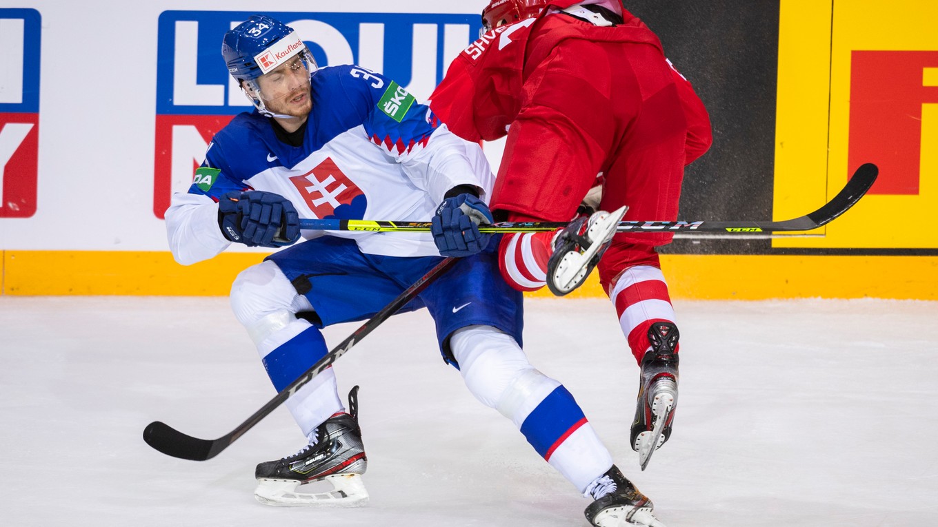 Peter Cehlárik a Arťom Švec - Rogovoj v zápase Slovensko - Rusko na MS v hokeji 2021.