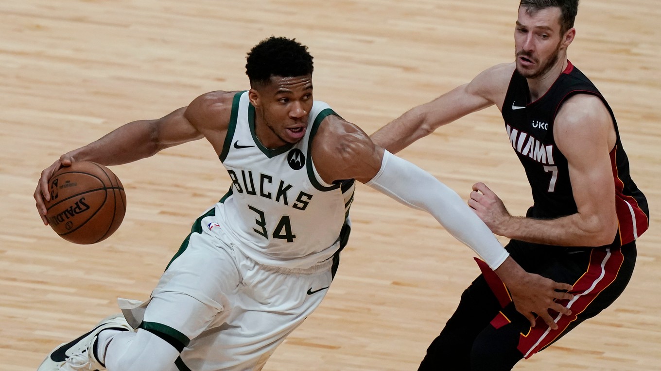 Giannis Antetokounmpo a Goran Dragič v zápase NBA Milwaukee Bucks - Miami Heat.