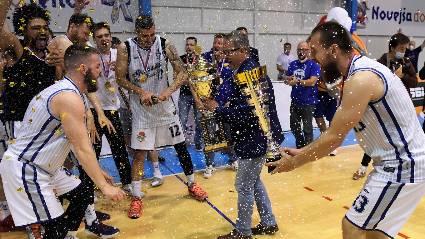 Basketbalisti Spišskej Novej Vsi oslavujú svoj prvý titul v histórii.