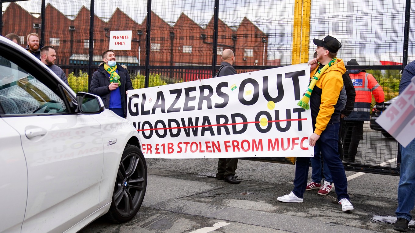 Protest fanúšikov Manchestru United pred zápasom s Liverpoolom. 