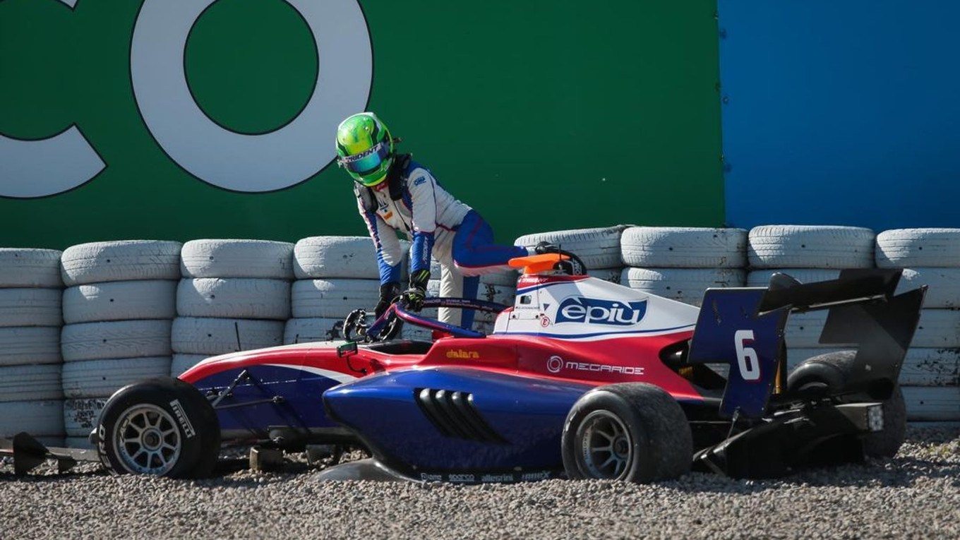 David Schumacher skončil v pretekoch F3 vo zvodidlách. 