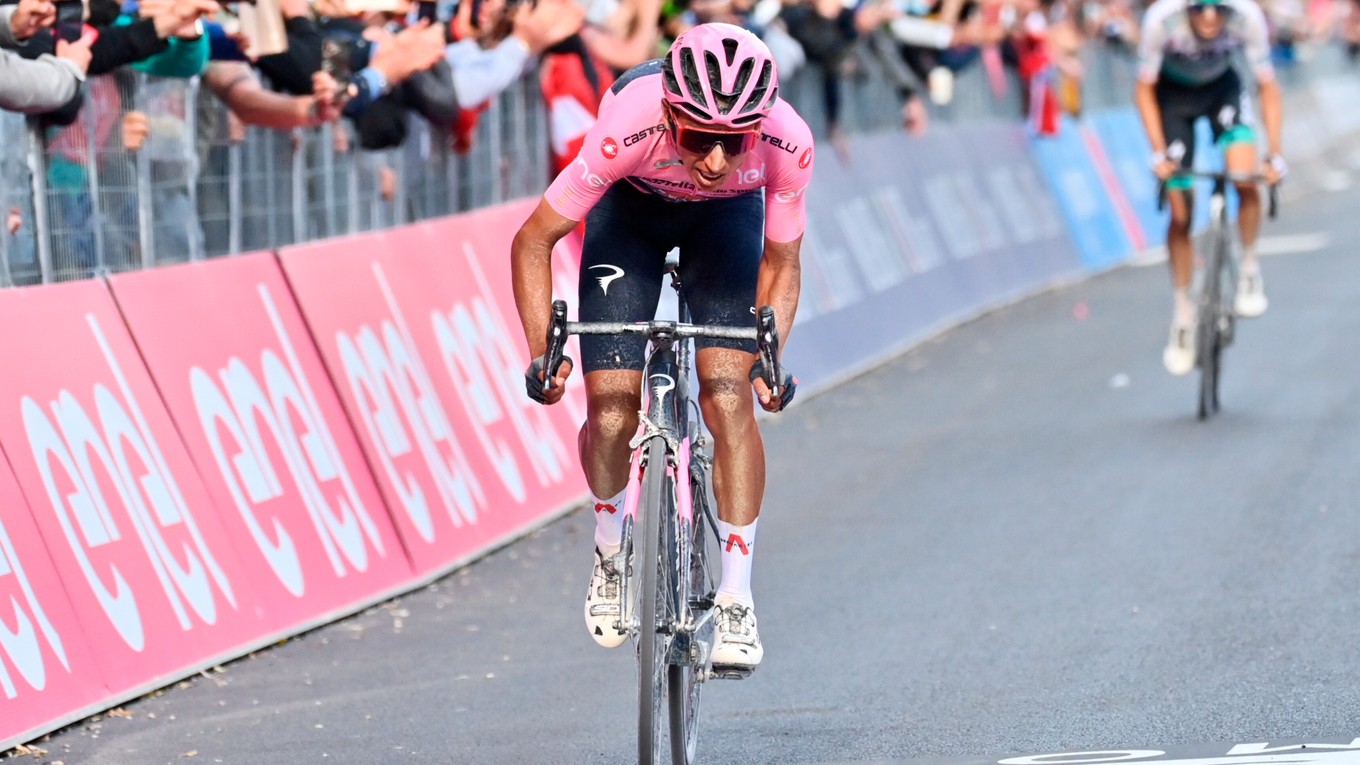 Egan Bernal je priebežným lídrom Giro d'Italia 2021. 