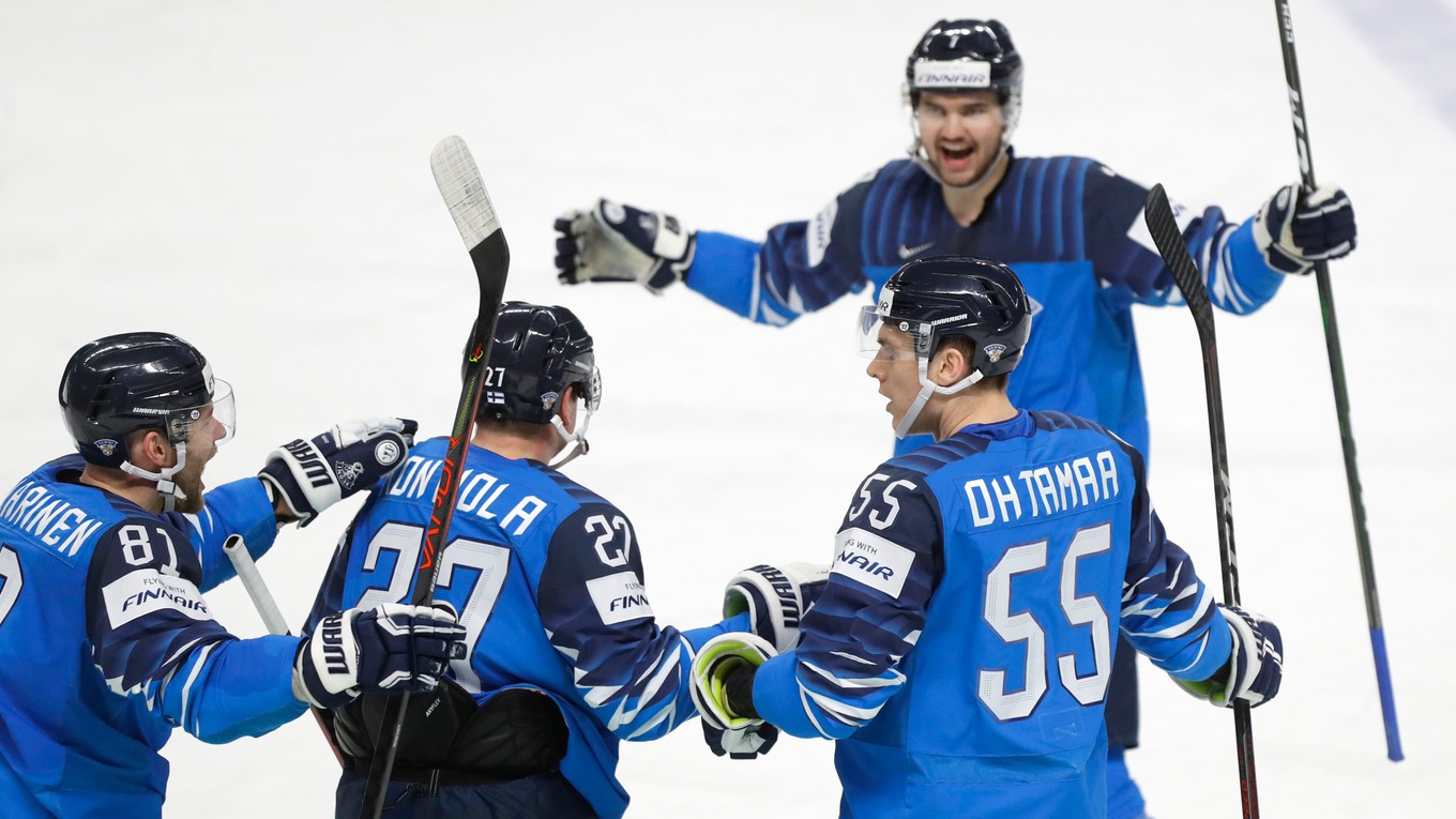 Radosť fínskych hokejistov po výhre nad Nórskom.