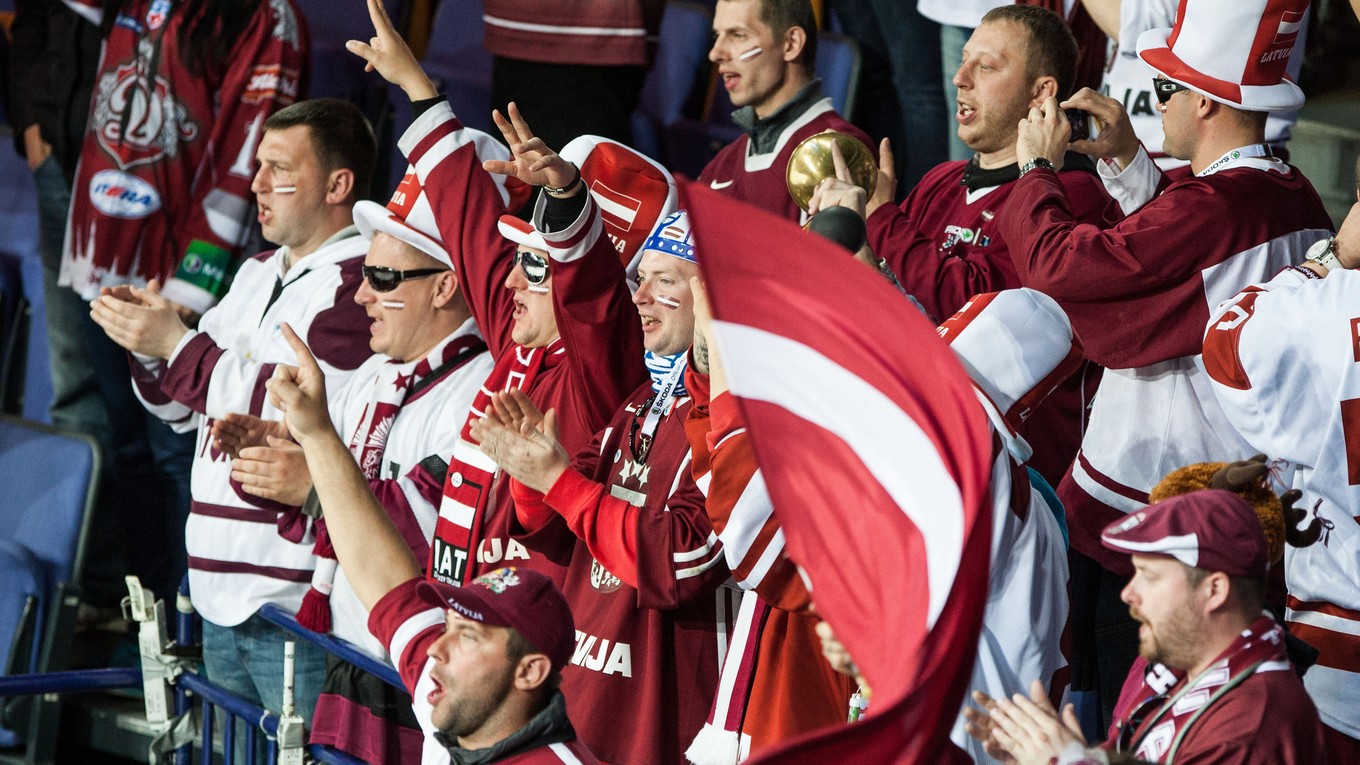 Lotyšskí hokejoví fanúšikovia zvyknú v hojnom počte cestovať na každý svetový šampionát. Doma však budú v hľadisku chýbať.
