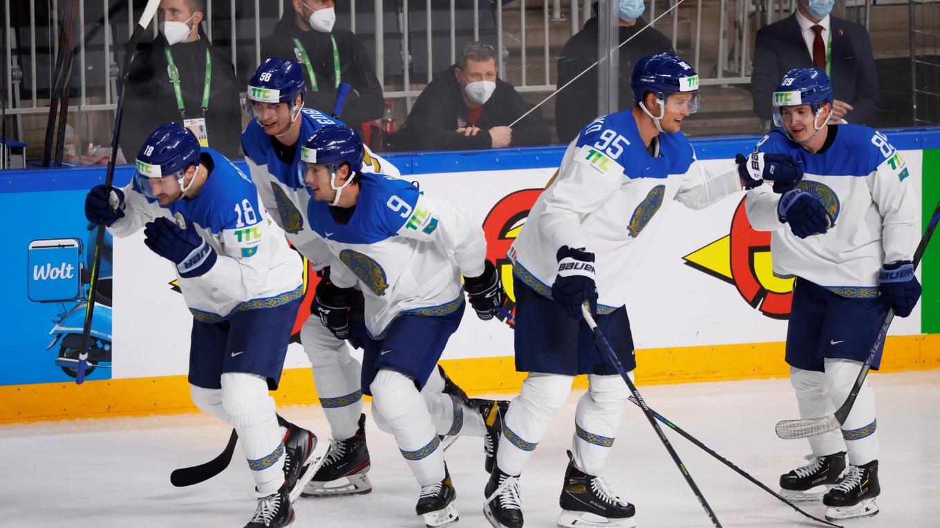 Hokejisti Kazachstanu v zápase proti Lotyšsku na MS v hokeji 2021. 
