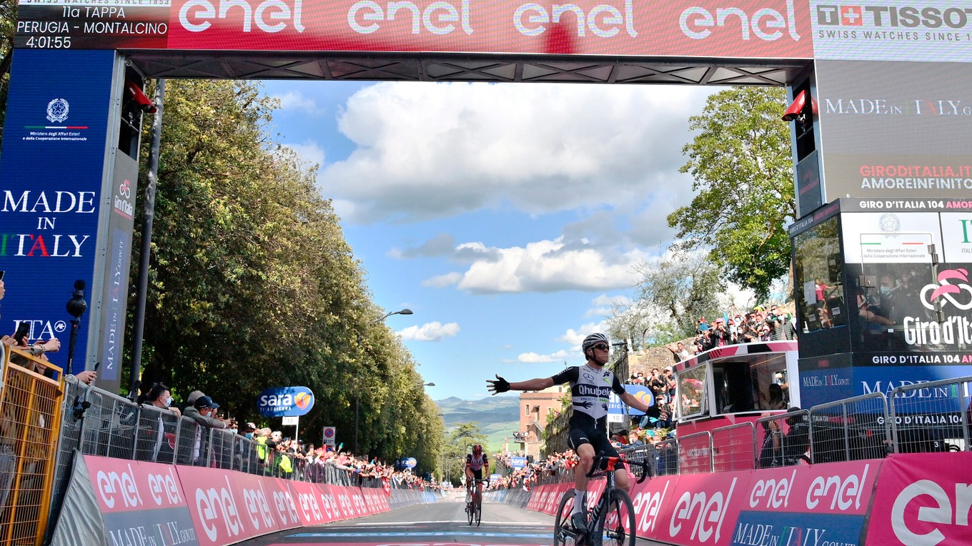 Mauro Schmid triumfoval v 11. etape Giro d'Italia. 