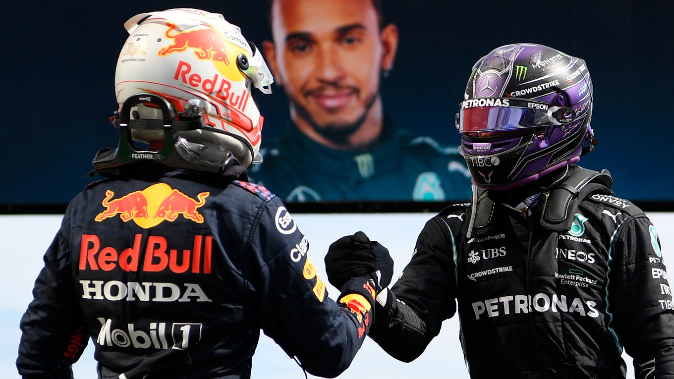 Max Verstappen (vľavo) gratuluje k víťazstvu Lewisovi Hamiltonovi.
