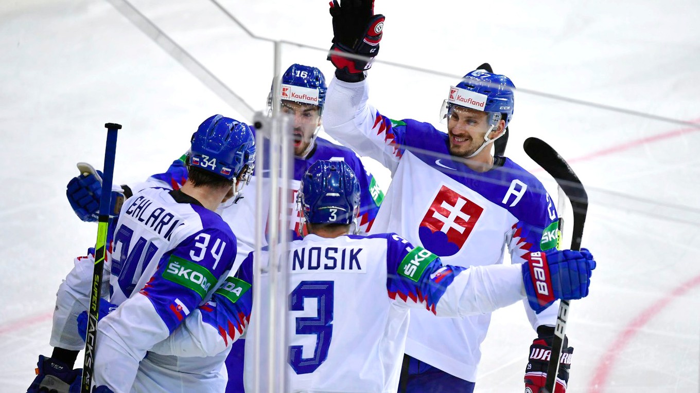 Slovenskí hokejisti dávajú gól Dánsku na MS v hokeji 2021. 