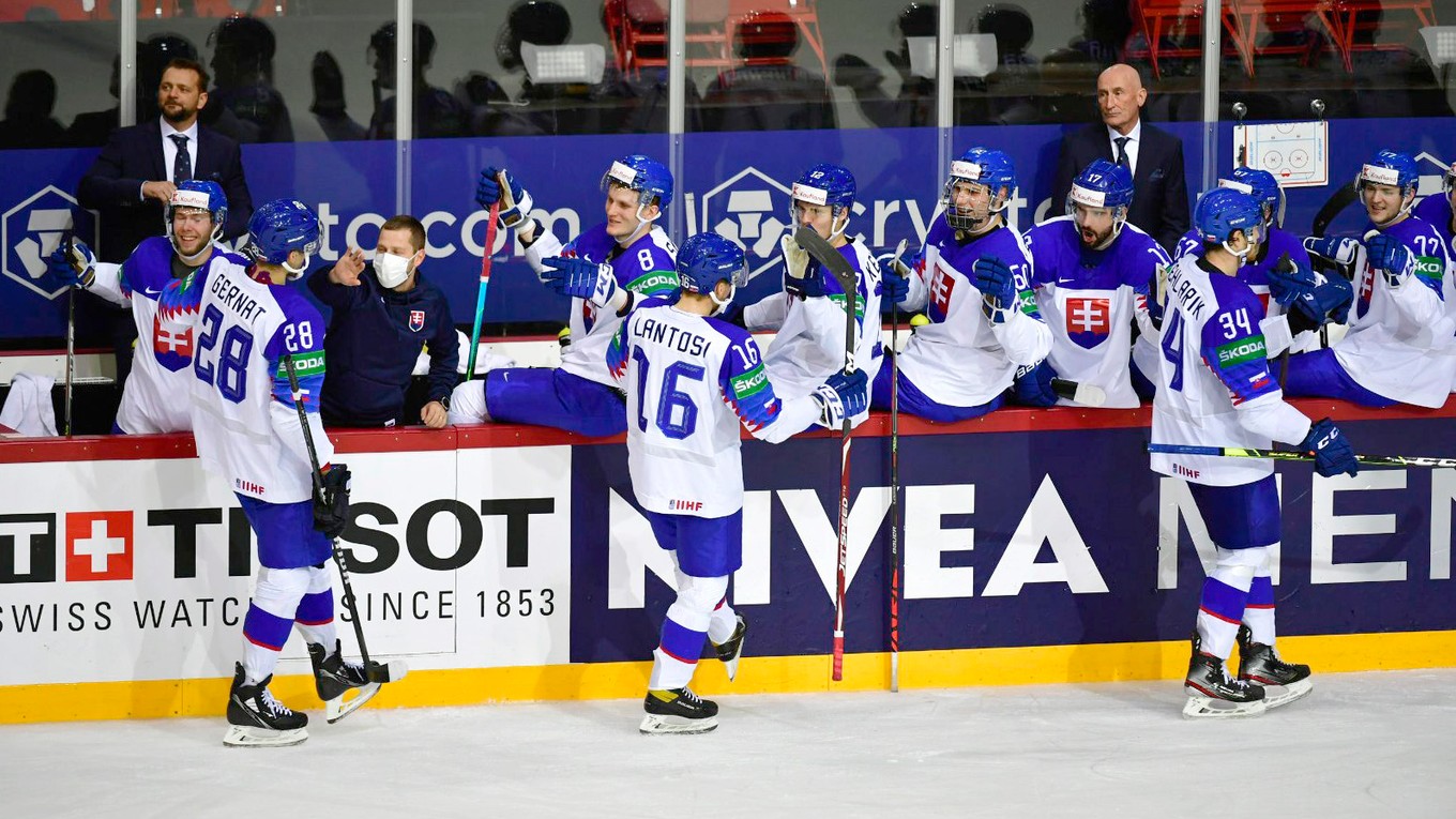 Striedačka slovenského tímu v zápase proti Dánsku na MS v hokeji 2021. 