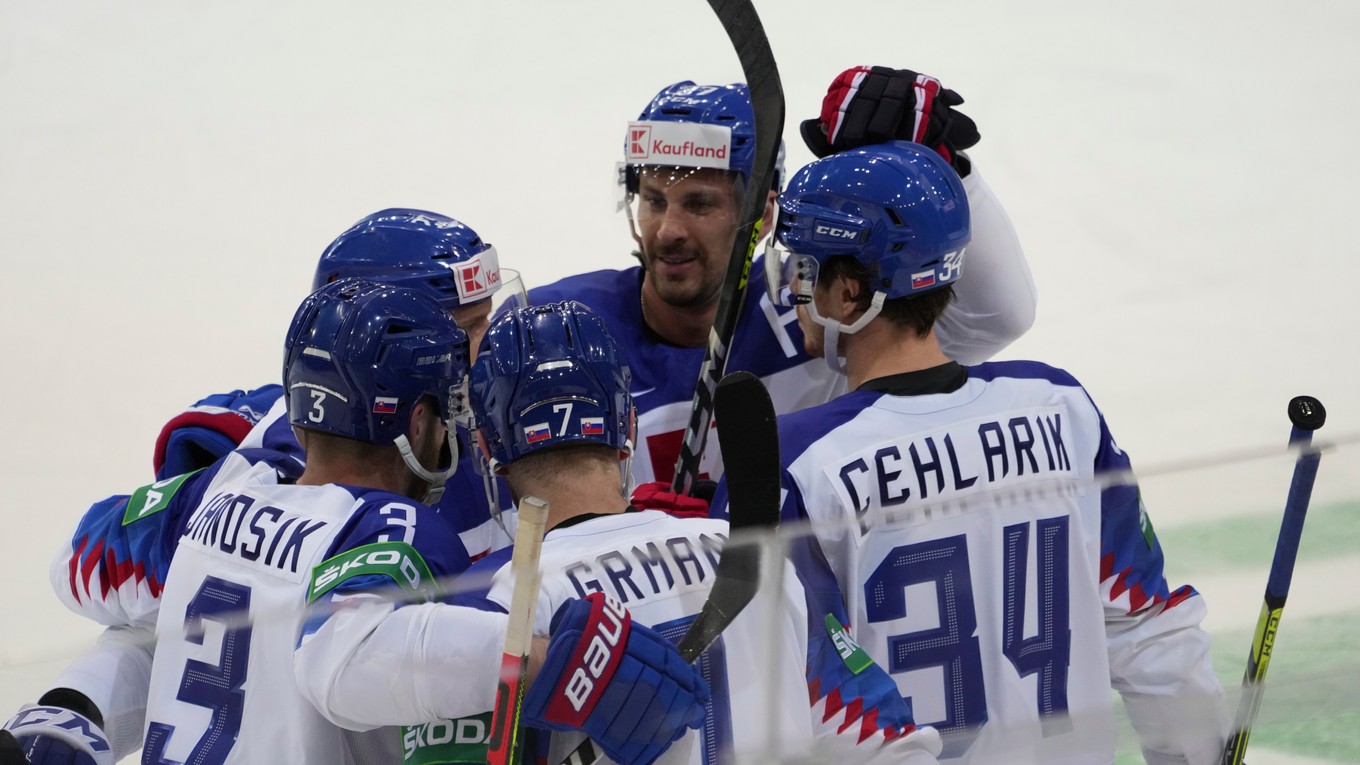 Slovenskí hokejisti sa tešia z gólu. 