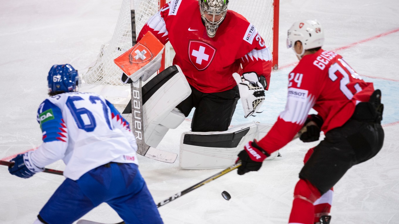 Marián Studenič  pred brankárom Retom Berrom v zápase Slovensko - Švajčiarsko na MS v hokeji.
