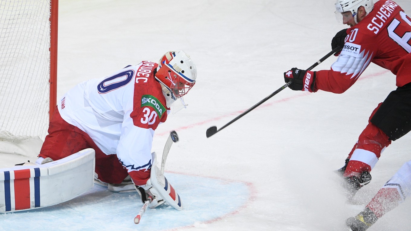 Tristan Scherwey skóruje v zápase Česko - Švajčiarsko na MS v hokeji 2021.