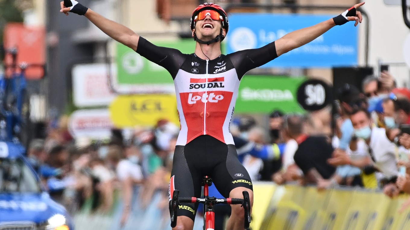 Brent van Moer vyhral 1. etapu pretekov Critérium du Dauphiné. 