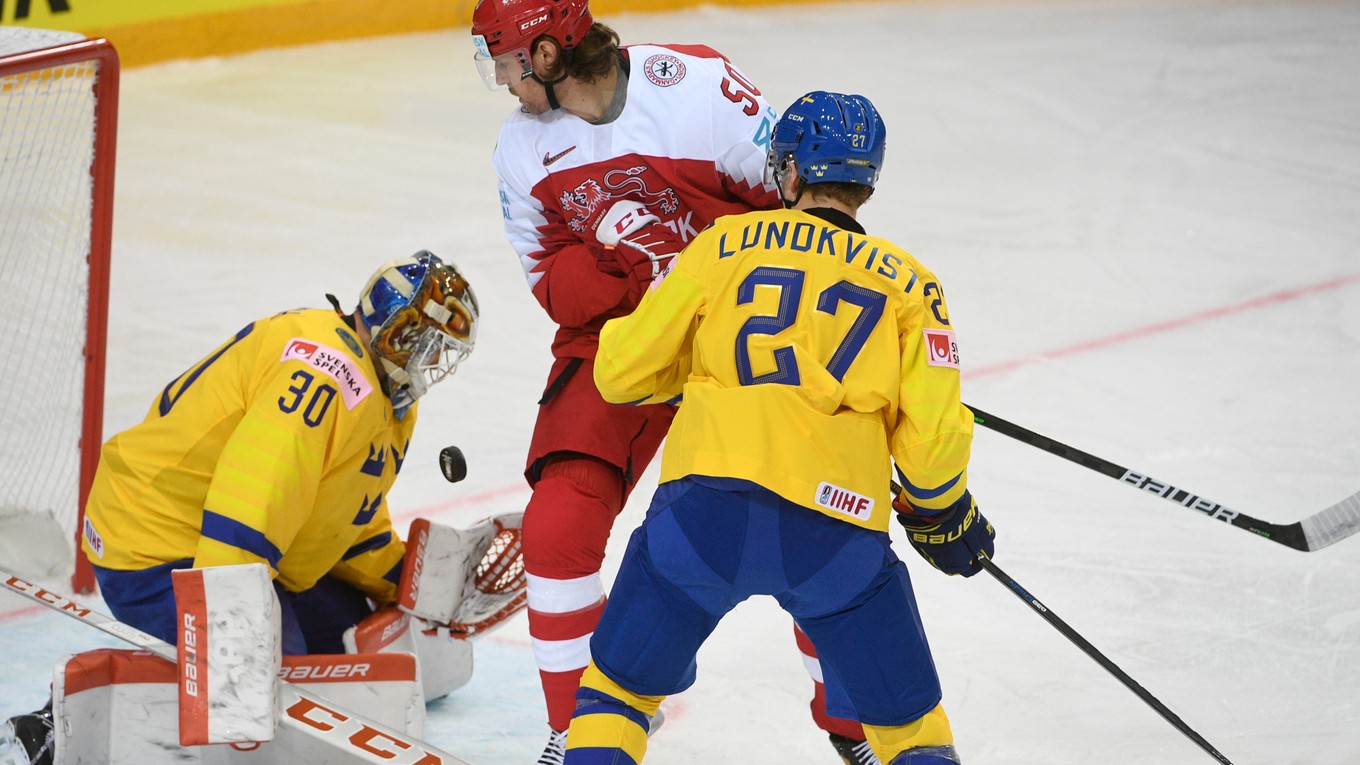 Momentka zo zápasu Dánsko - Švédsko na MS v hokeji 2021.