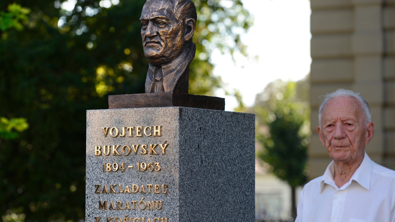 František Kapcár na odhalení busty zakladateľa Medzinárodného maratónu mieru Vojtecha Bukovského v roku 2018.