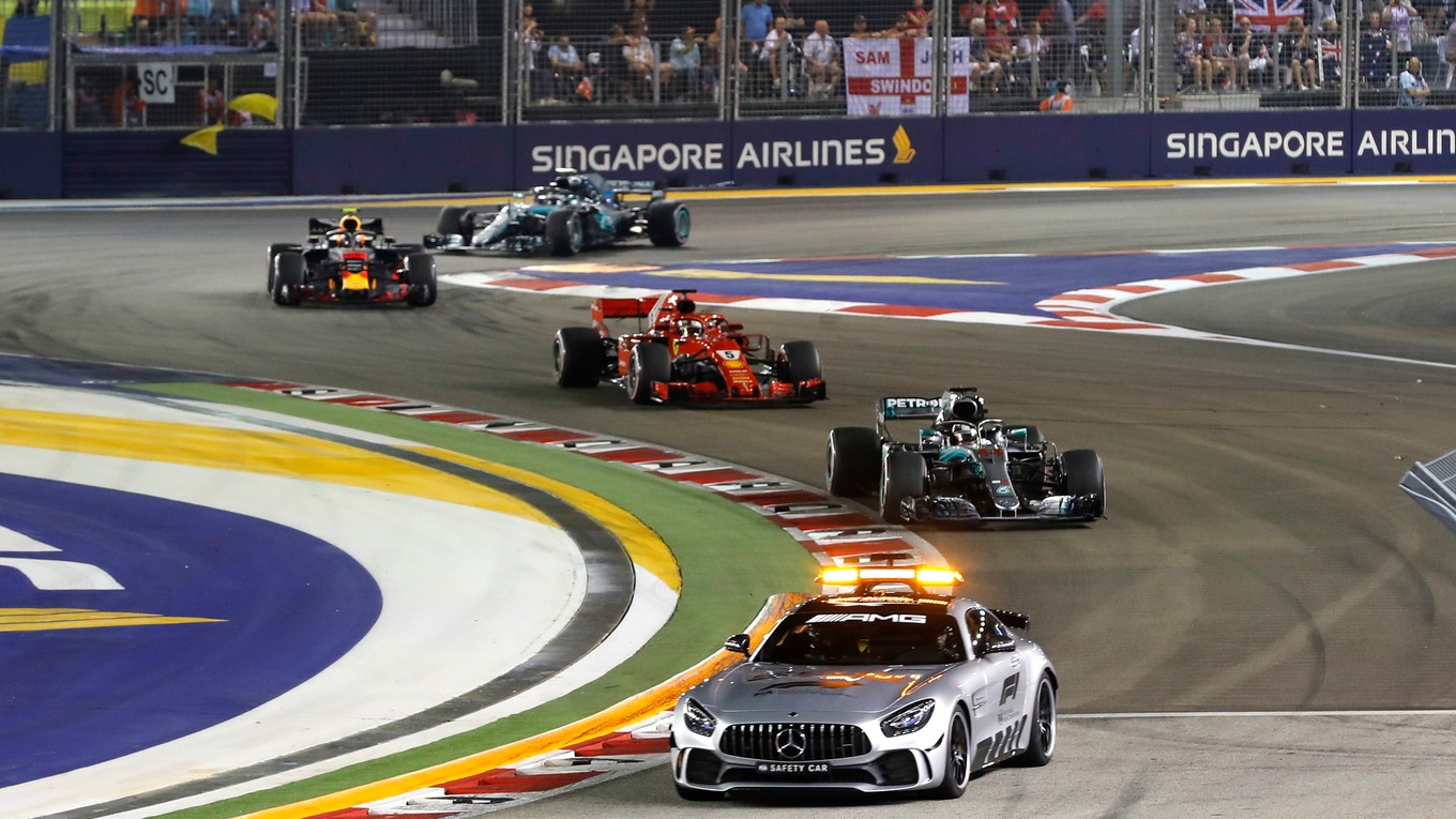 Safety car na trati počas Veľkej ceny Singapuru 2018.