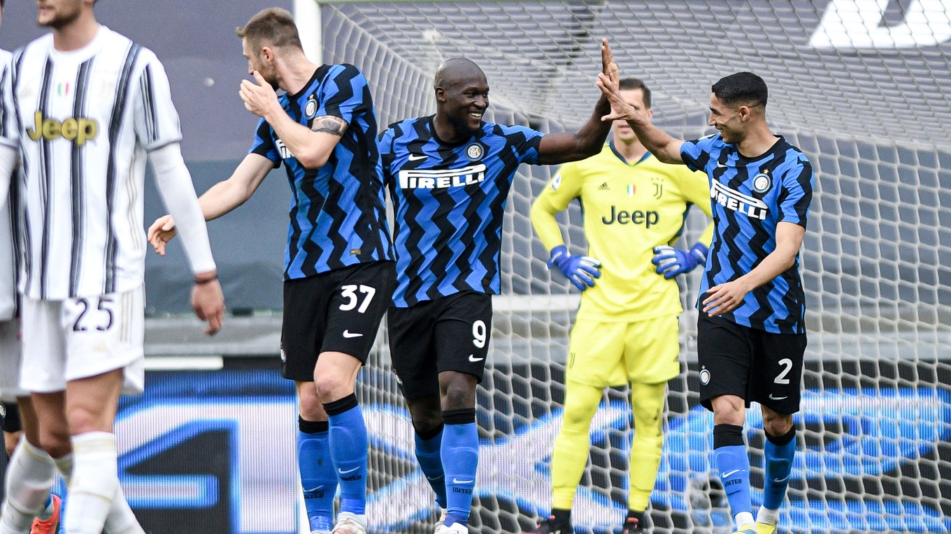 Romelu Lukaku, Achraf Hakimi a Milan Škriniar sa tešia z gólu v drese Inter Miláno.