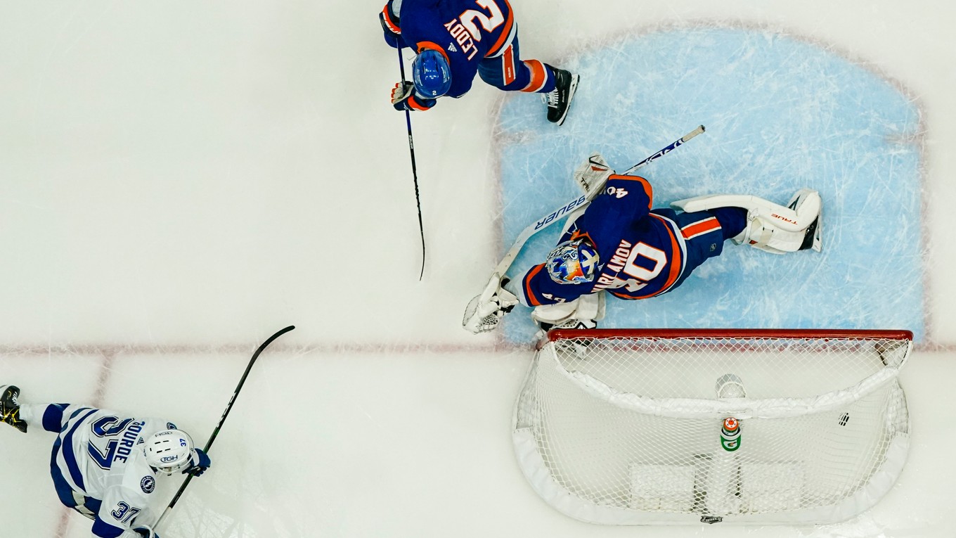 Momentka zo zápasu New York Islanders - Tampa Bay Lightning.