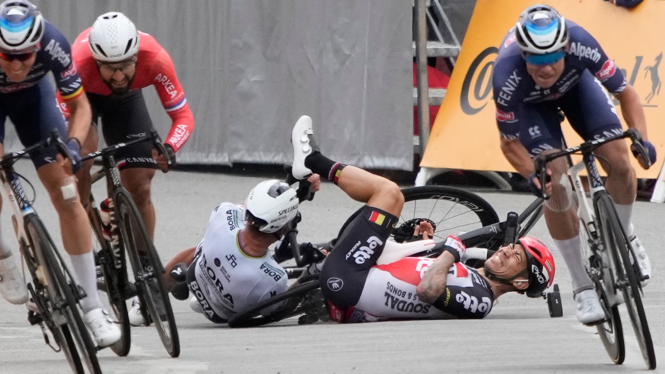 Caleb Ewan a Peter Sagan pri páde v 3. etape na Tour de France 2021.