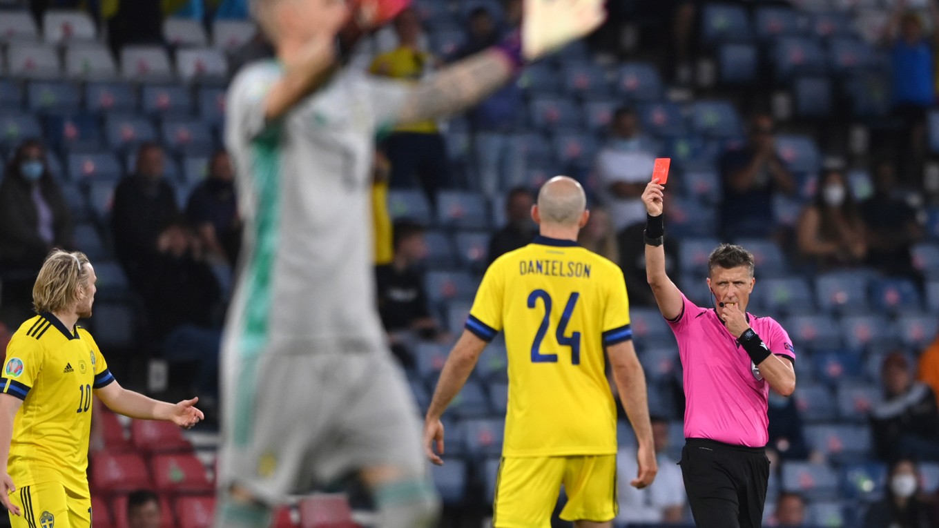 Marcus Danielson dostal červenú kartu v osemfinále Švédsko - Ukrajina na ME vo futbale (EURO 2020 / 2021).