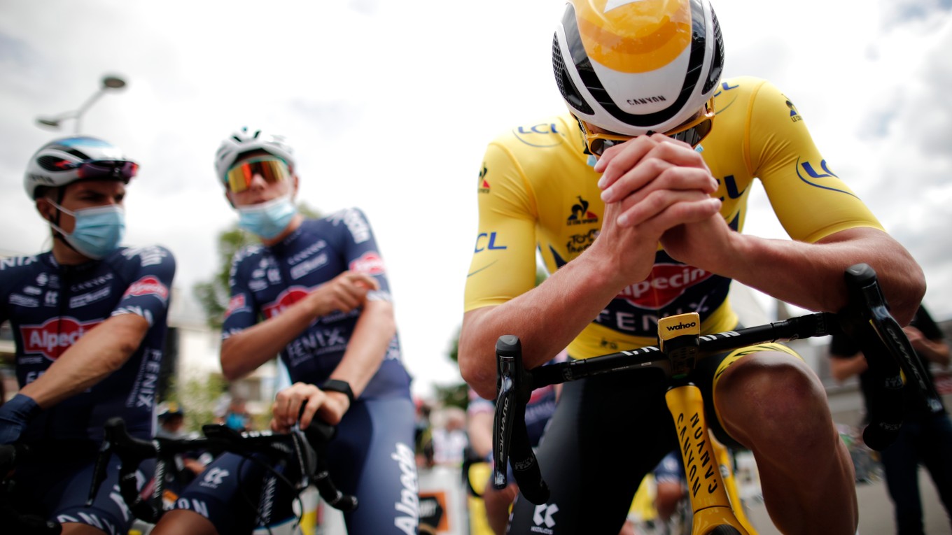 Holanďan Mathieu van der Poel v žltom drese na začiatku 4. etapy Tour de France 2021.
