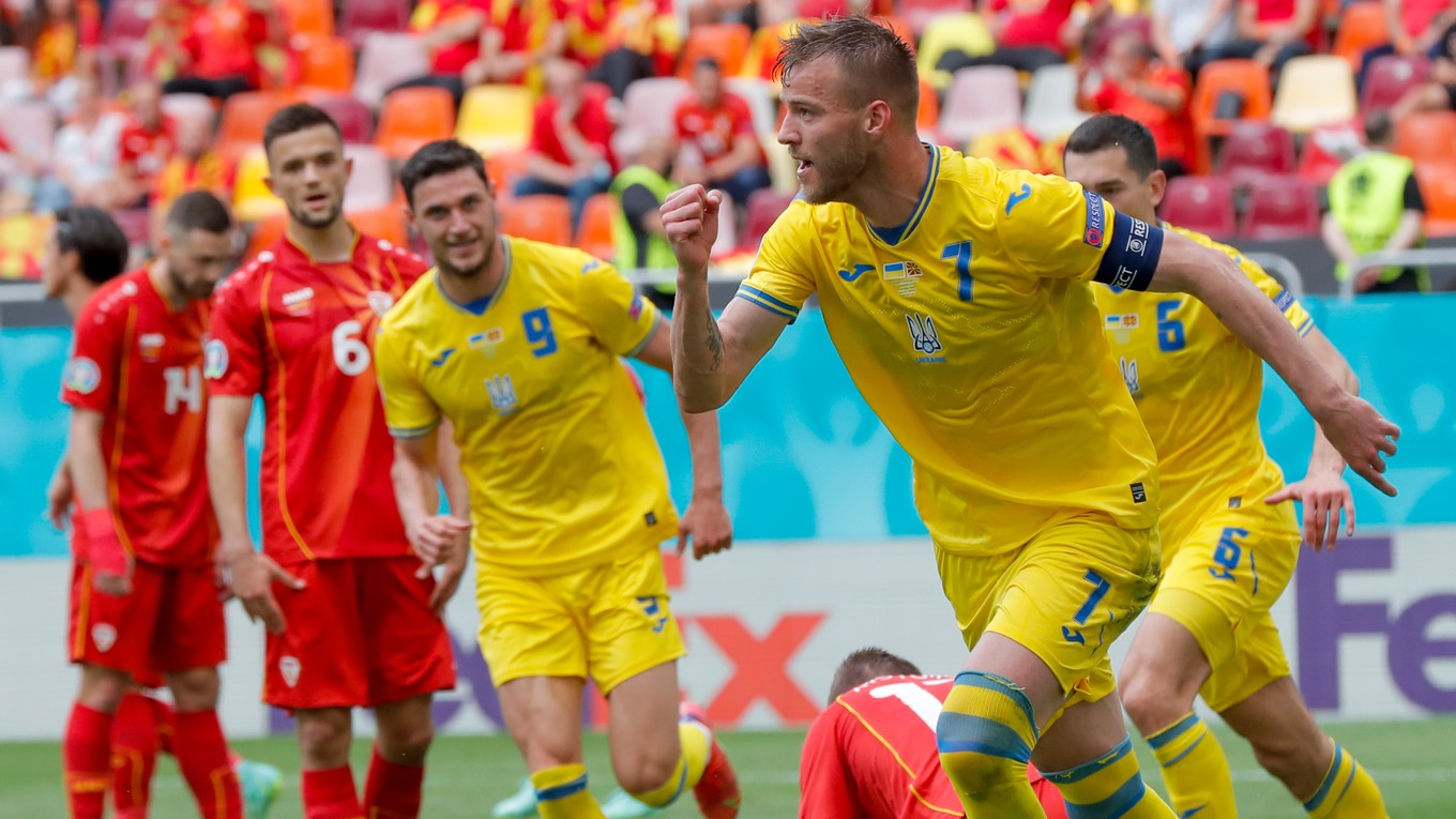 Andrij Jarmolenko sa teší z gólu v zápase Ukrajina - Severné Macedónsko na EURO 2020.