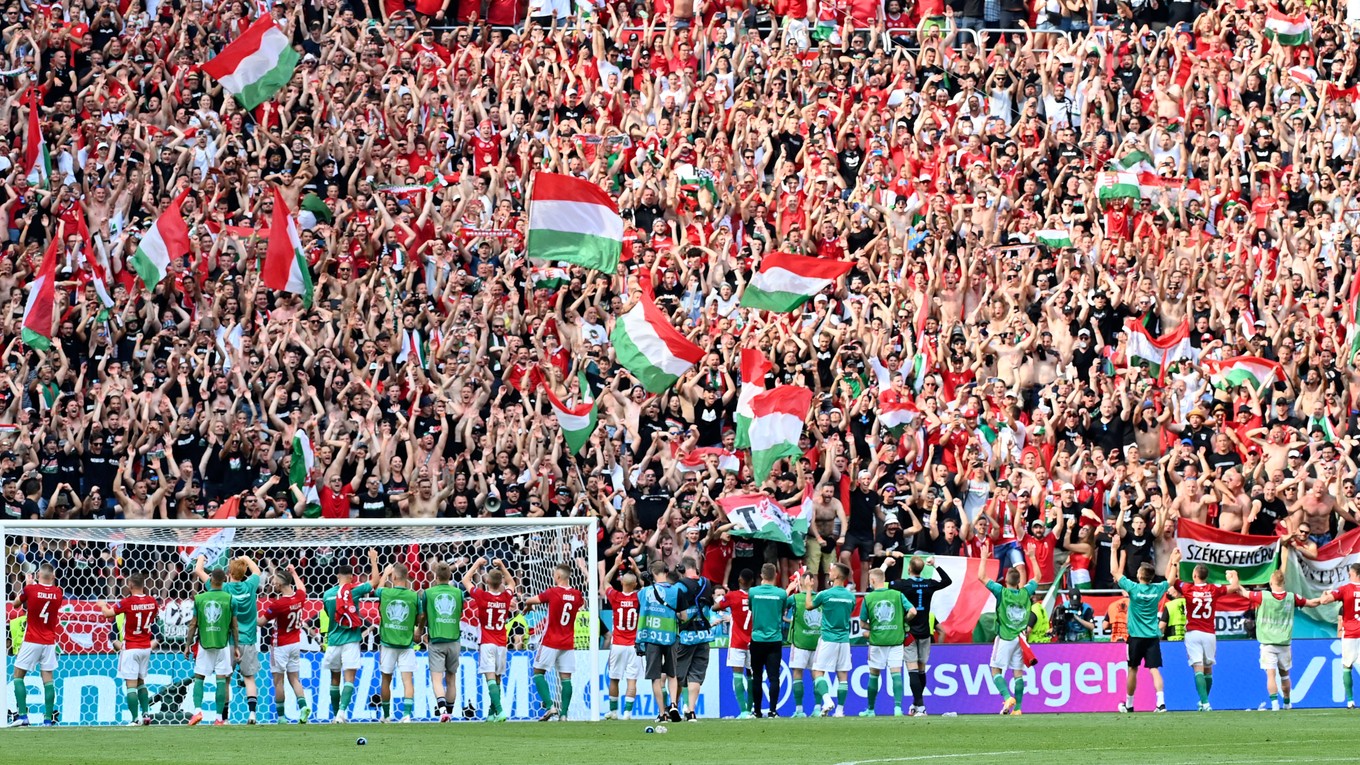 Záverečná ďakovačka maďarských hráčov s fanúšikmi po remíze s Francúzskom.
