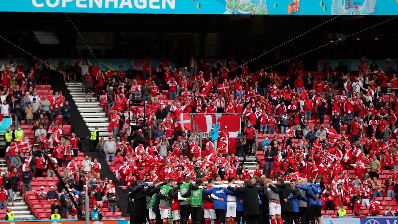 Dánski futbalisti pred reštartom zápasu po kolapse Eriksena.