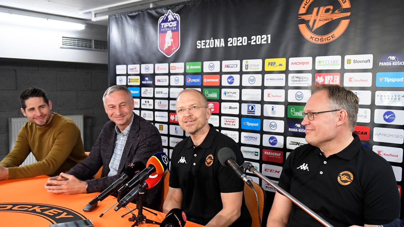 Zľava športový manažér HC Košice Gabriel Spilar, prezident klubu Július Lang, hlavný tréner Kalle Kaskinen a asistent trénera Timo Saarikoski.