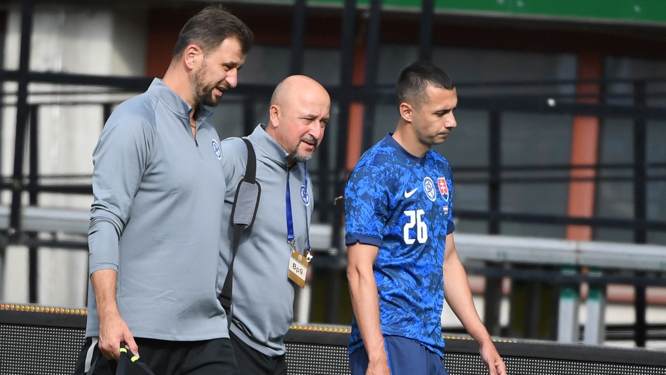 Ivan Schranz (vpravo) sa zranil v prípravnom zápase Slovensko - Rakúsko pred EURO 2020.
