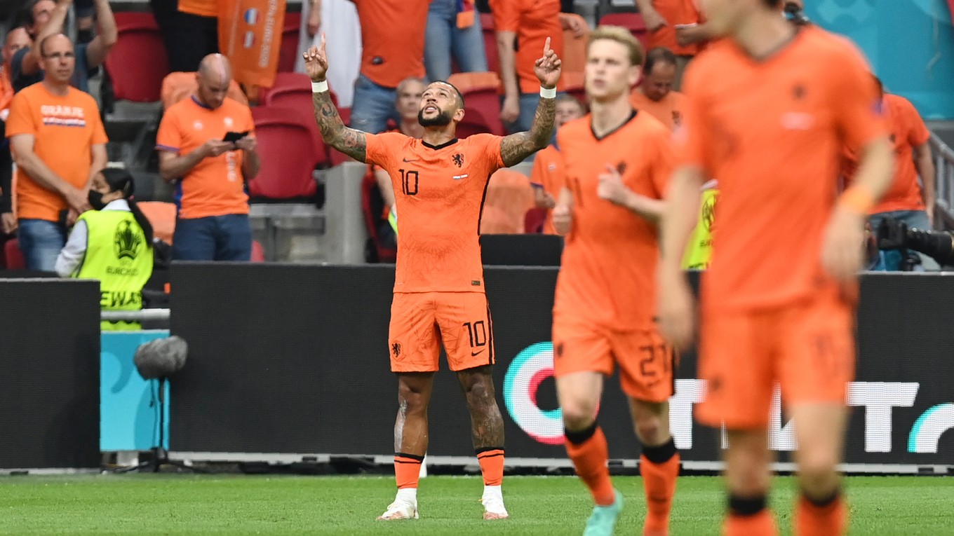Memphis Depay sa teší z gólu v zápase Holandsko - Rakúsko na EURO 2020. 