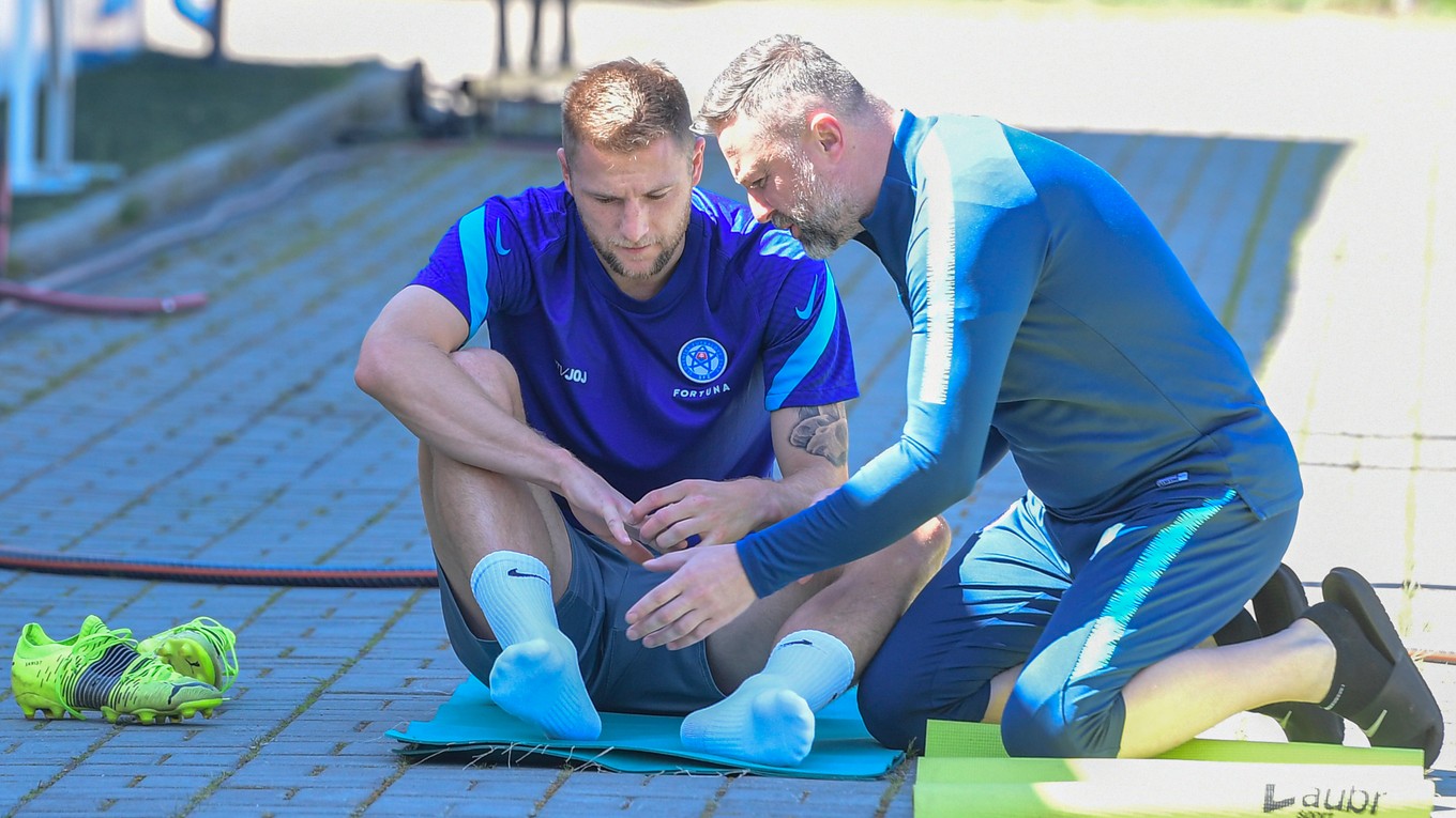 Slovenský futbalista Milan Škriniar a fyzioterapeut Marián Prelovský.