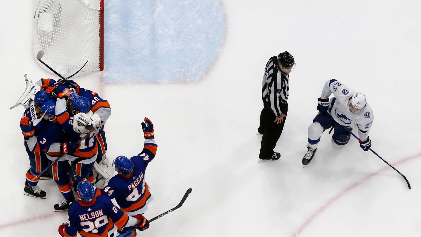 Momentka zo zápasu New York Islanders - Tampa Bay. 