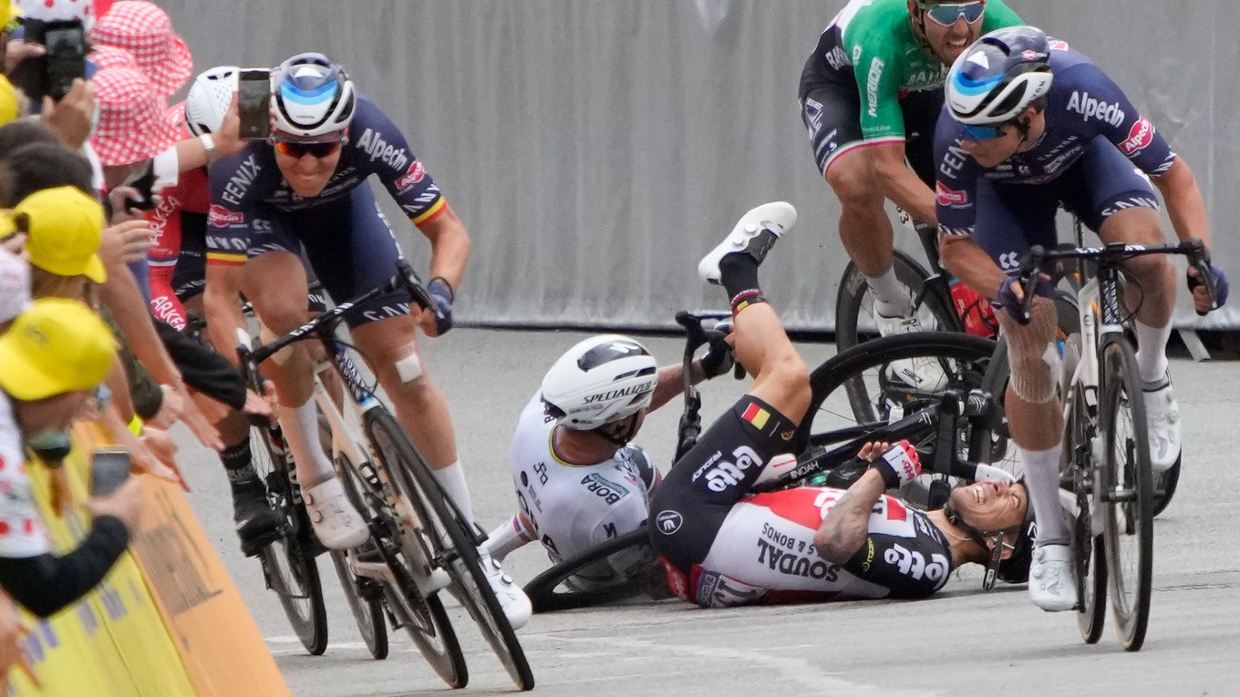 Peter Sagan a Caleb Ewan spadli tesne pred cieľom 3. etapy na Tour de France 2021.
