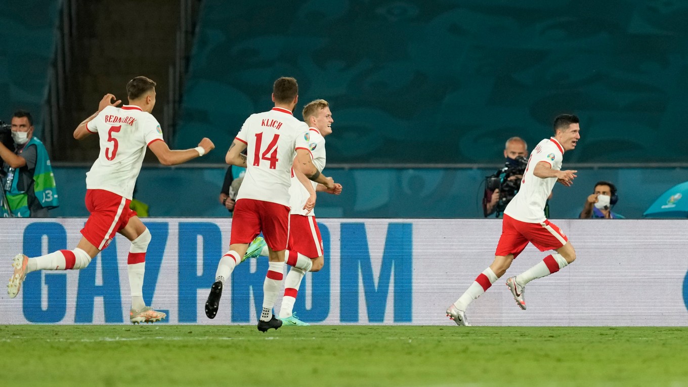 Radosť poľského tímu po góle Roberta Lewandowského na EURO 2020. 