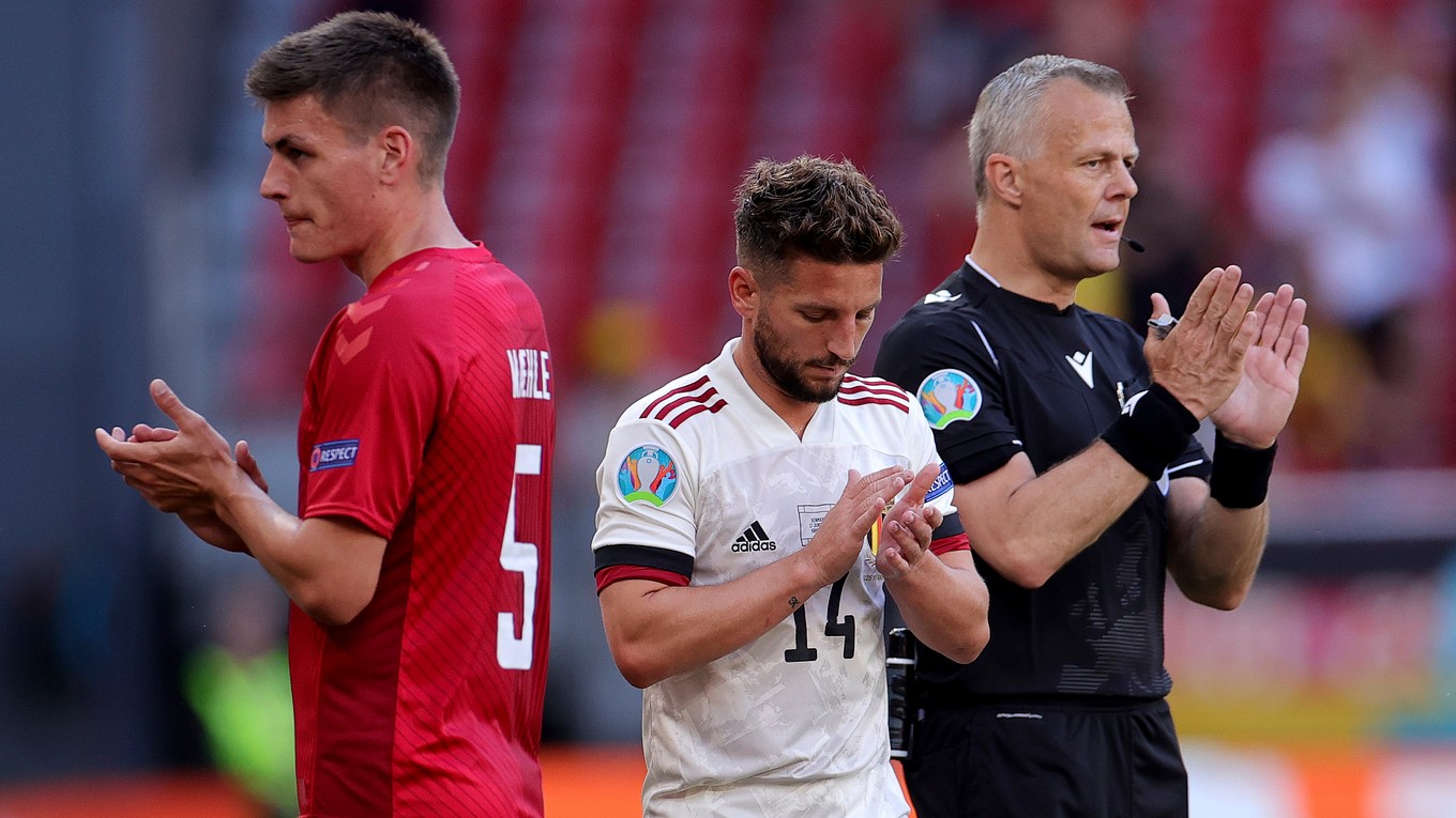 Potlesk pre Christiana Eriksena v zápase Dánsko - Belgicko na EURO 2020. 