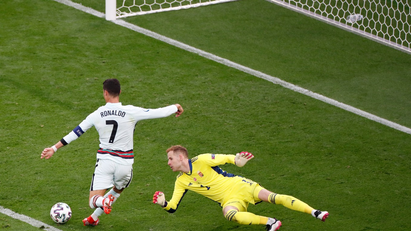 Cristiano Ronaldo dáva tretí gól portugalskej reprezentácie v zápase s Maďarskom. 
