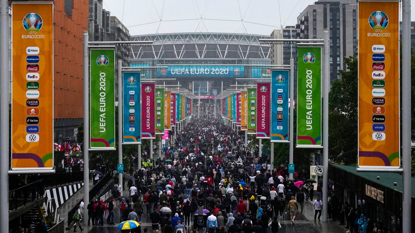 Fanúšikovia pred Wembley na ME vo futbale (EURO 2020 / 2021).