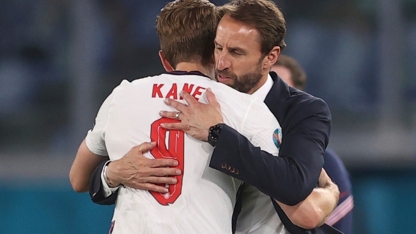 Útočník Harry Kane a tréner Gareth Southgate po zápase Anglicka vo štvrťfinále EURO 2020 / 2021.