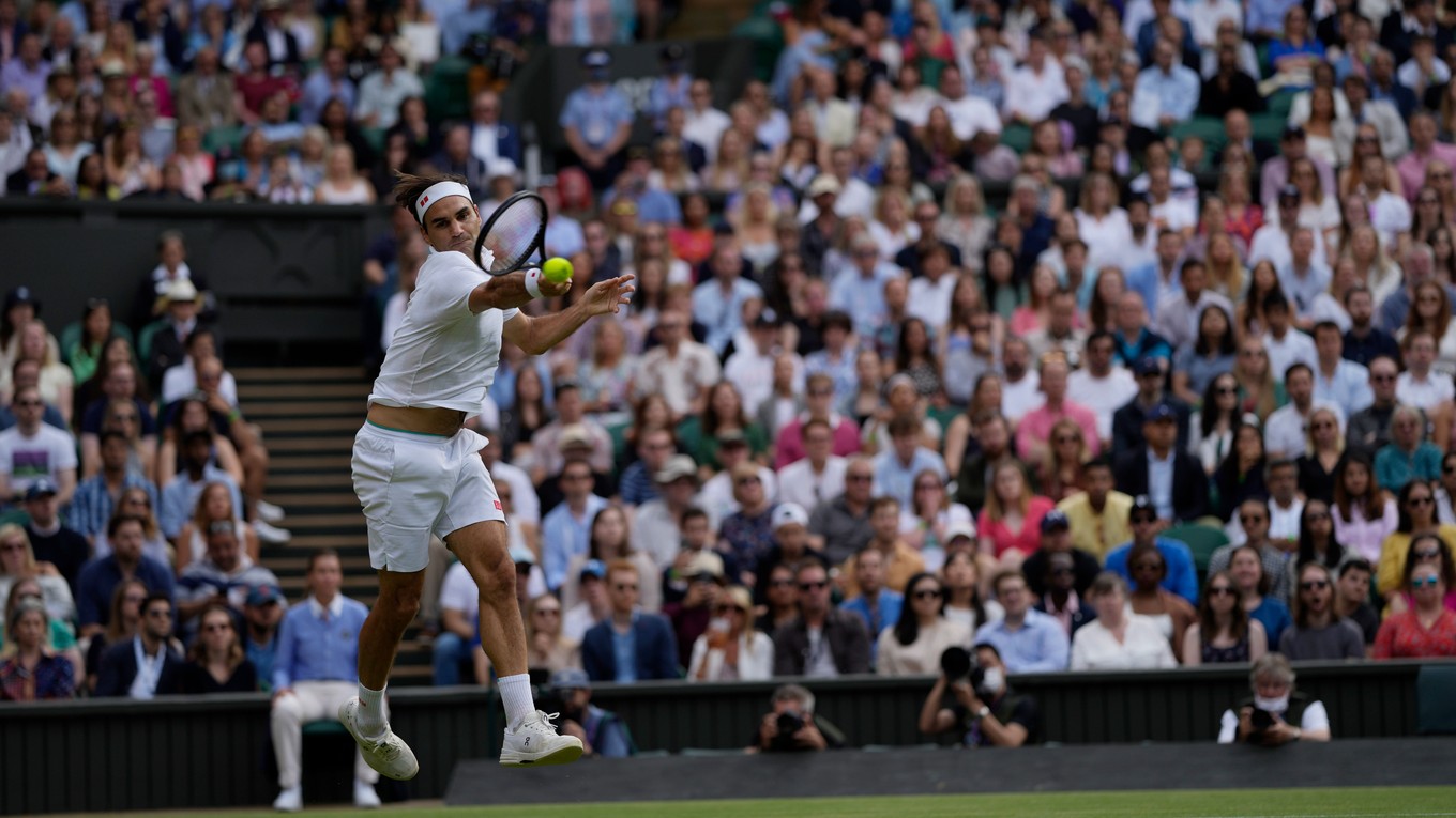 Roger Federer pred divákmi na Wimbledon 2021.
