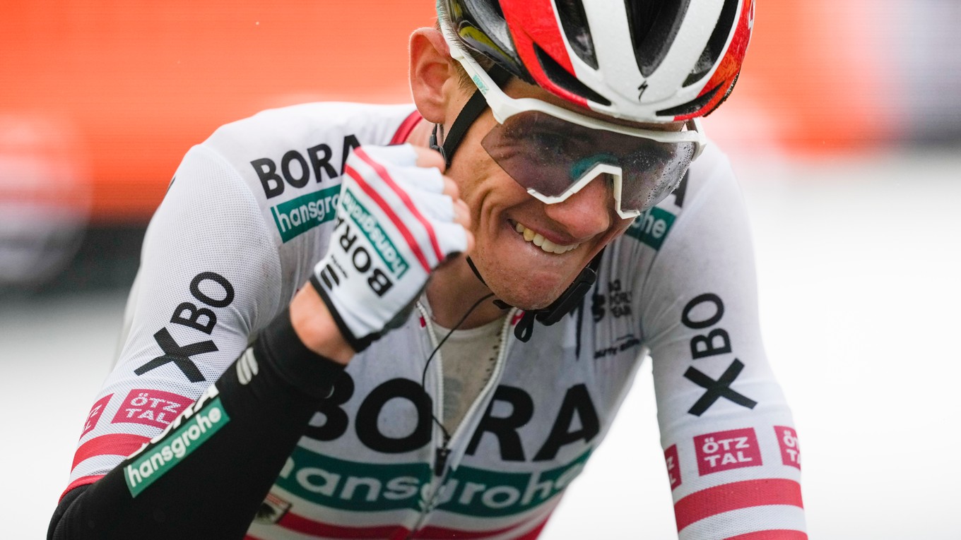 Patrick Konrad po víťazstve 16. etapy na Tour de France 2021.