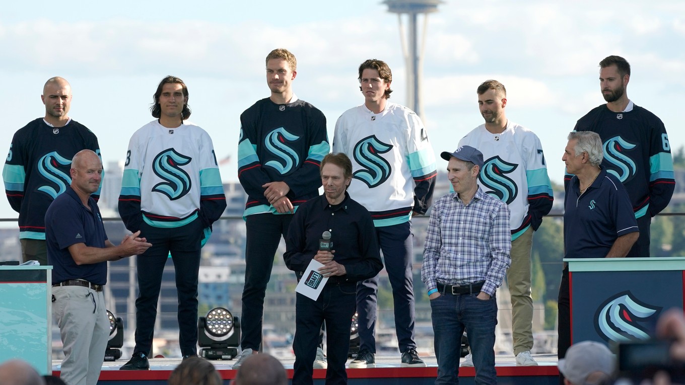 Noví hráči tímu Kraken pred Vesmírnou ihlou v Seattli.