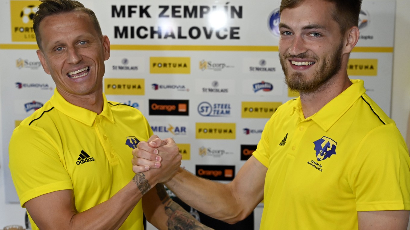 Na snímke zľava kapitán MFK Zemplín Michalovce Igor Žofčák a nová posila MFK Zemplín Juraj Kotula.