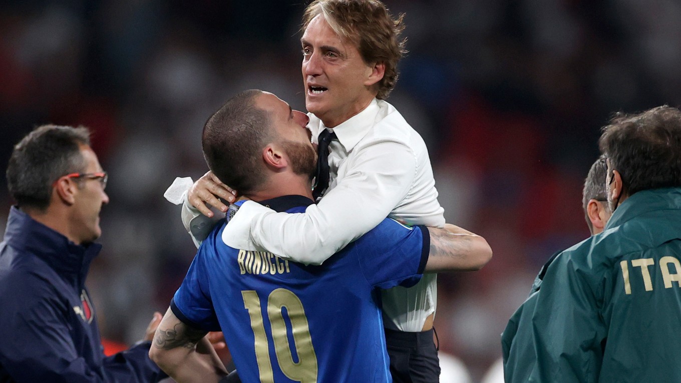 Tréner Talianska Roberto Mancini sa teší s Leonardom Bonuccim po víťaznom finále.